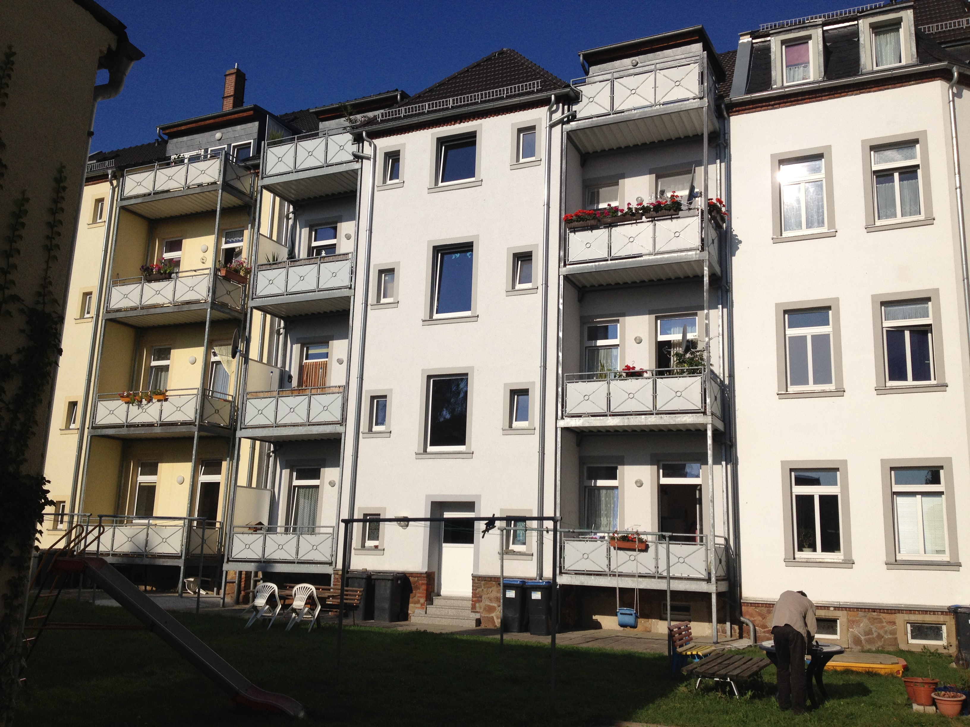 Balkon, Tageslichtbad mit Wanne, geradliniger Grundriss! Sanierte 2-Raum-Wohnung in zentrumsnaher Lage