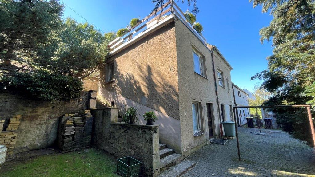 Schnäppchenpreis! Sanierungsbedürftige Immobilie mit Garage und Nebengebäude im Grundstück