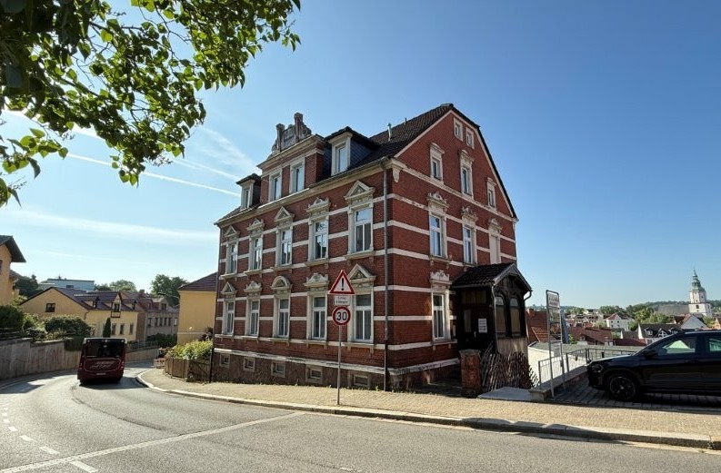 Ansprechende Immobilie mit 3 großzügigen Wohneinheiten und Photovoltaikanlage zu verkaufen