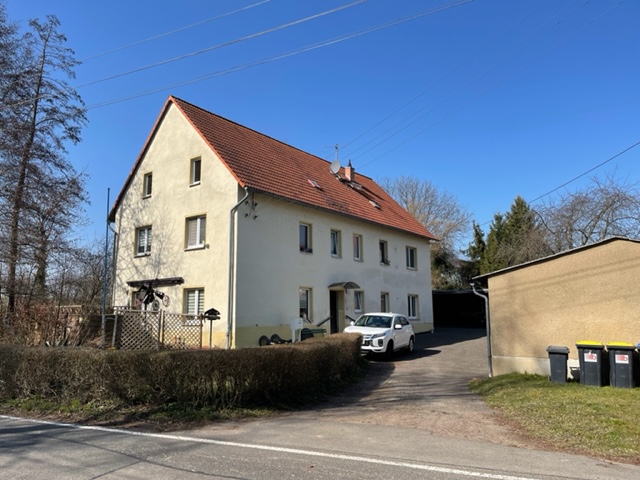 Mehrfamilienhaus mit Garagen, Carport und Stellplätzen